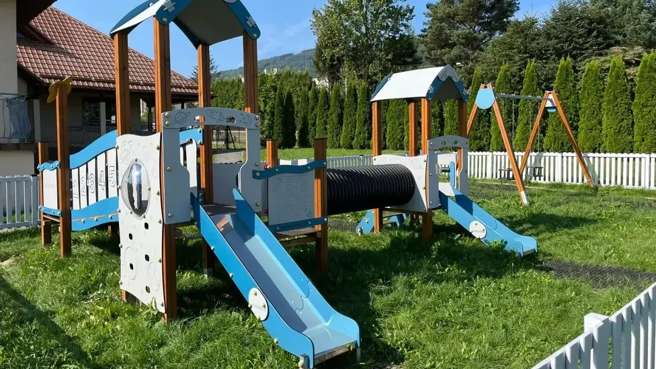 Kolorowy plac zabaw z tunelem i zjeżdżalniami. Czy taki plac zabaw wymaga pozwolenia na budowę?