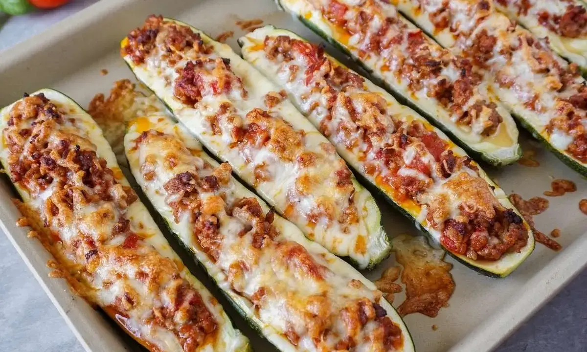 Gefüllte Zucchini-Hälften mit Hackfleisch und Käse überbacken – ein Beweis für die besten Zucchini Rezepte.