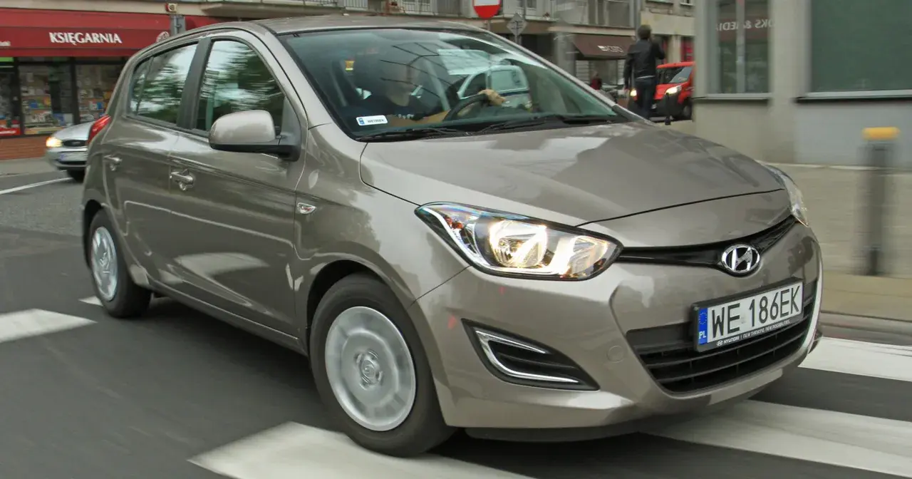 Brązowy Hyundai i20 na drodze. Kiedy wymiana łańcucha rozrządu w tym modelu? Zapytaj mechanika.
