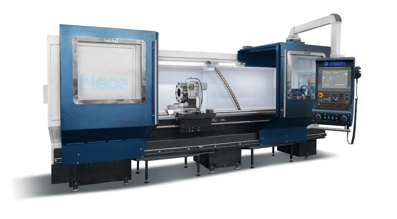 Tornio CNC MCM Neos, con mandrino e pannello di controllo digitale.
