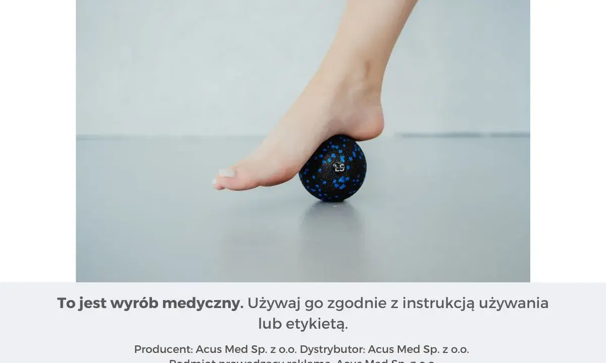 Rolowanie stopy na małej, czarnej piłeczce z niebieskimi kropkami. Pomaga rozluźnić mięśnie.