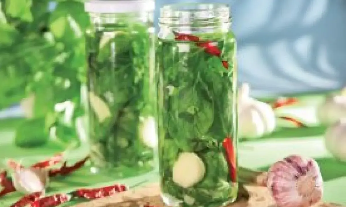 Słoiki z bazylią, czosnkiem i papryczkami chili. Świetny sposób, co zrobić z bazylii, by zachować jej aromat na dłużej.