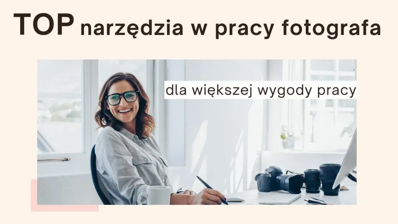 Uśmiechnięta fotografka przy biurku z aparatem i obiektywami. Odkryj najlepsze aplikacje dla fotografów, które ułatwią Ci pracę.