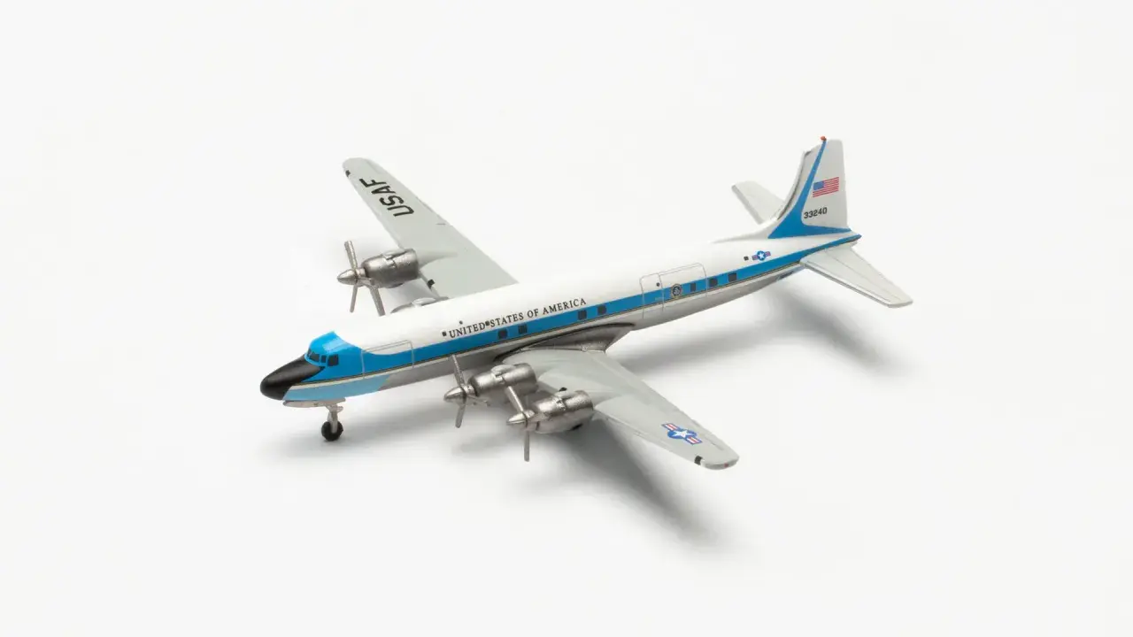 Modellflugzeug der US Air Force im Maßstab 1 zu 1000, mit blauen Streifen und der Aufschrift "UNITED STATES OF AMERICA".