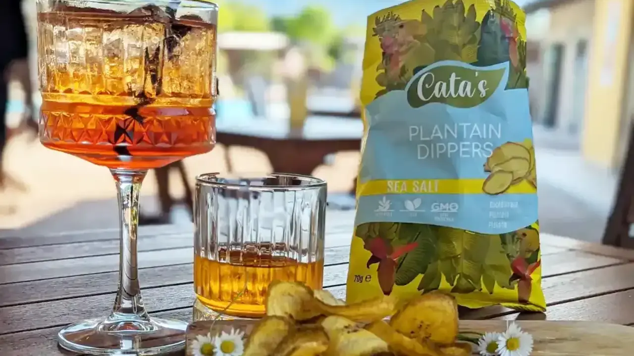 Ein Aperitif mit Plantain-Chips von Cata's. Perfekt, um den Abend einzuläuten.