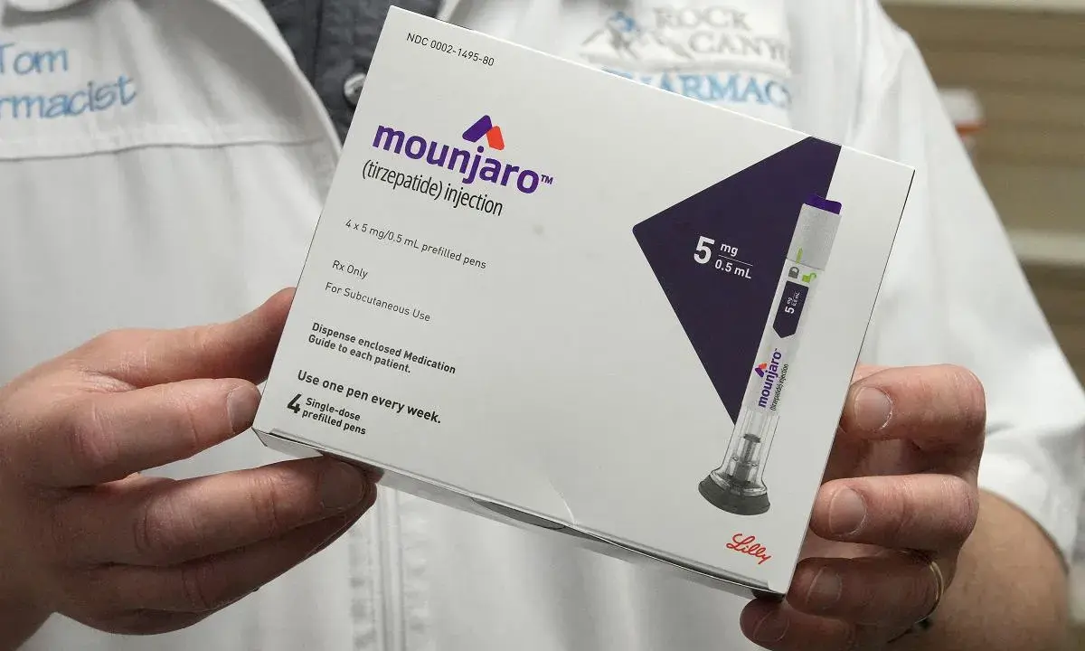 Farmaceuta pokazuje opakowanie Mounjaro, leku na otyłość. Zawiera cztery jednodawkowe peny do wstrzykiwań.