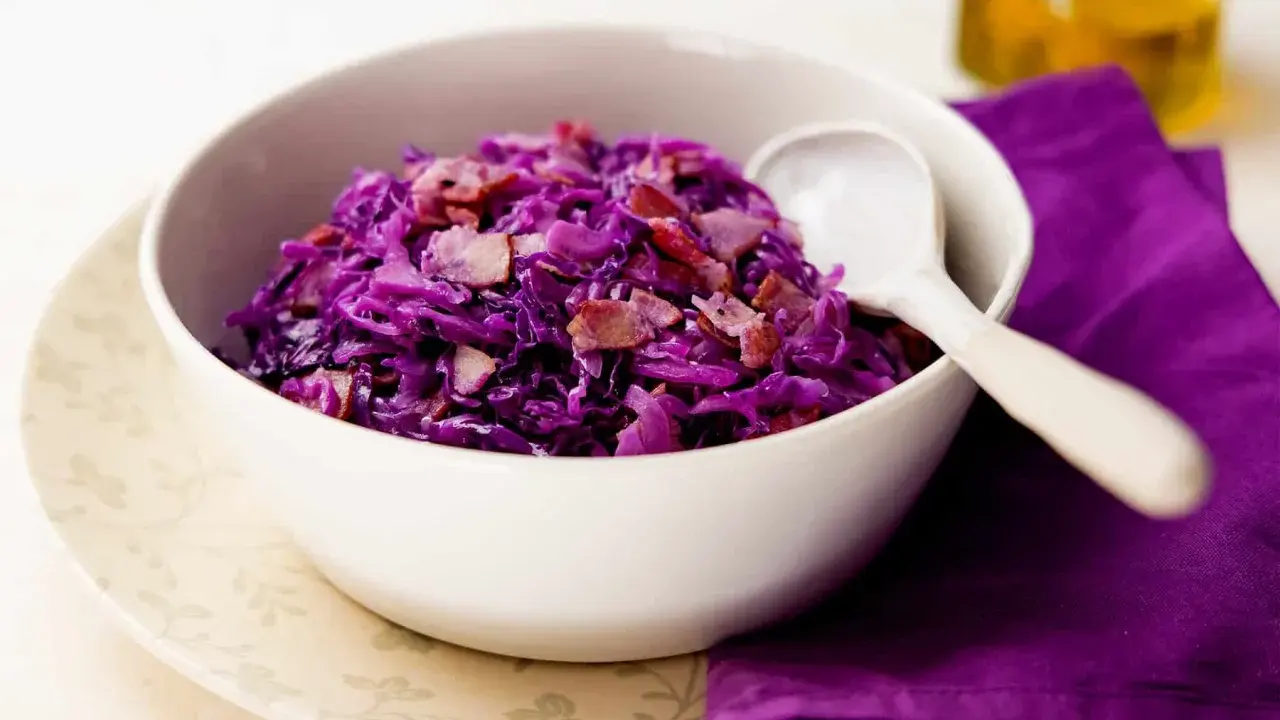 Repollo morado con tocino, ideal para recetas de repollo para niños. Un plato colorido y sabroso.