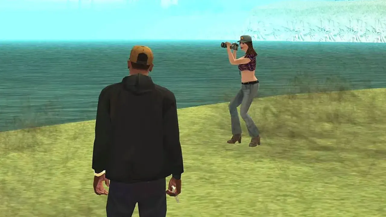 CJ w GTA SA VR próbuje zrobić zdjęcie z dziewczyną nad wodą.