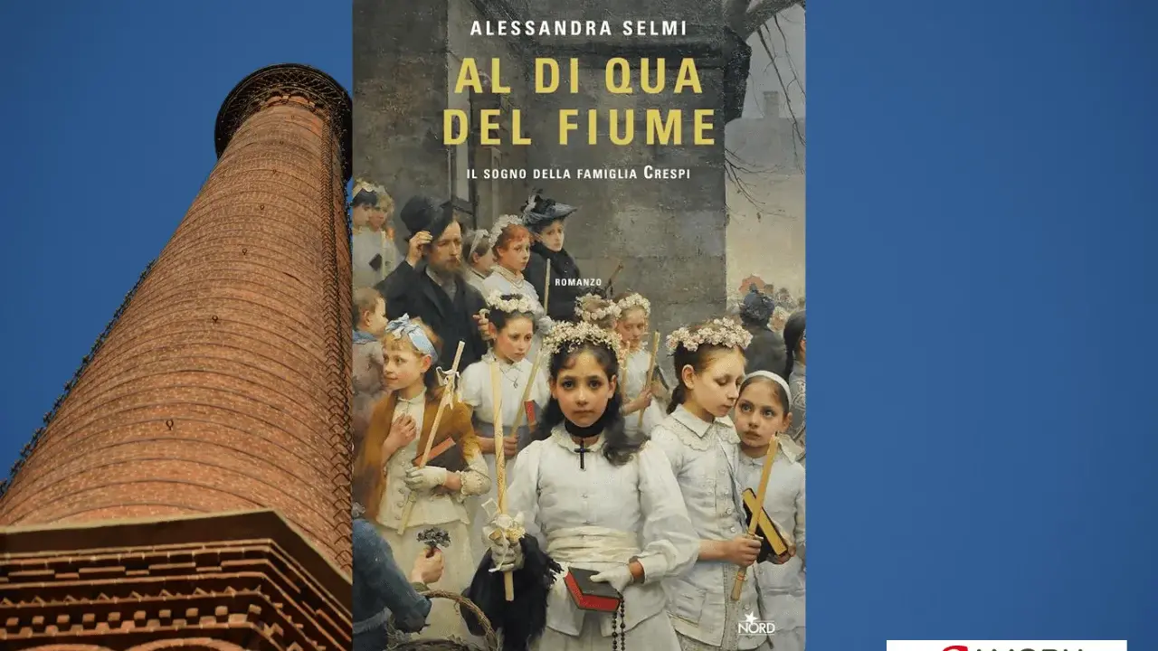 Copertina del romanzo "Al di qua del fiume" di Alessandra Selmi, con un gruppo di bambine in abiti bianchi. La storia, un riassunto della famiglia Crespi, è ambientata vicino a un imponente camino in mattoni.
