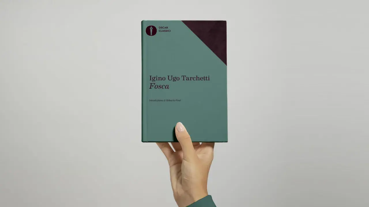 Mano che regge "Fosca" di Iginio Ugo Tarchetti, un classico Oscar.