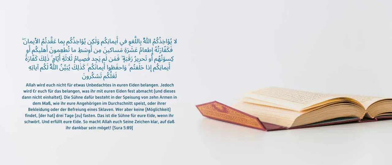 Ein aufgeschlagenes Buch mit arabischer Schrift und deutscher Übersetzung. Es beschreibt die Sühne für gebrochene Eide, einschließlich der Möglichkeit, krank zu fasten.