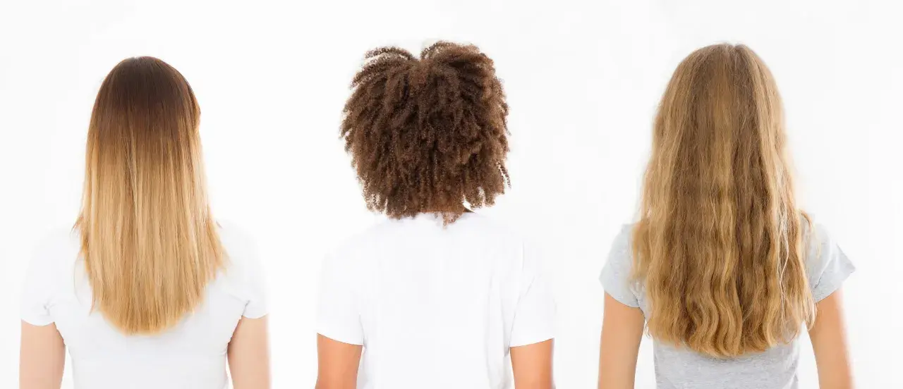 Drei Frauen von hinten: glattes, gefärbtes Haar; lockiges Haar mit hoher Porosität; welliges, blondes Haar.