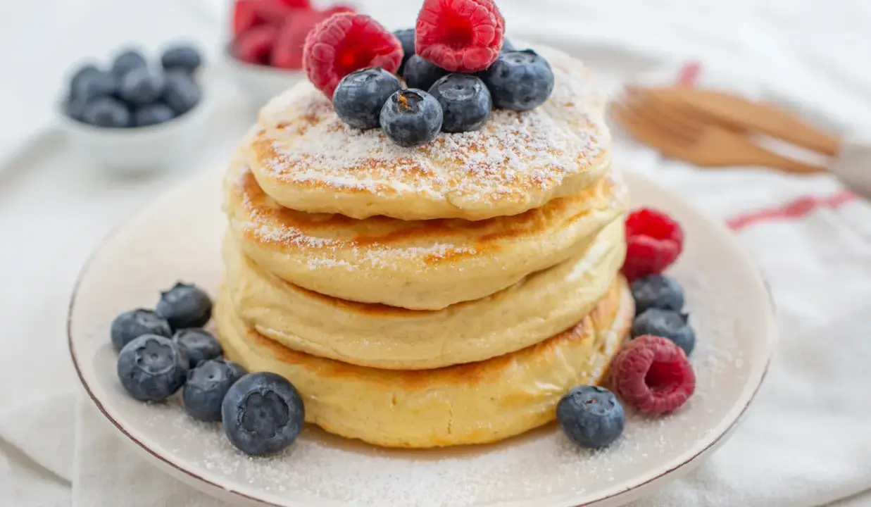 Puszyste pancakes z jagodami i malinami, idealne na zdrowe śniadanie. Ten przepis na zdrowe pancakes zachwyci każdego!