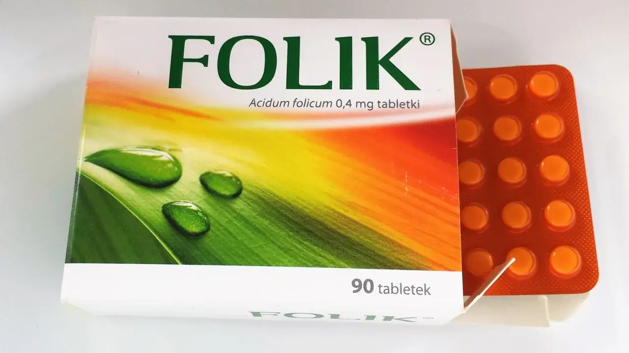 Opakowanie leku Folik z kwasem folowym, obok którego leży pomarańczowa folia z 90 tabletkami.