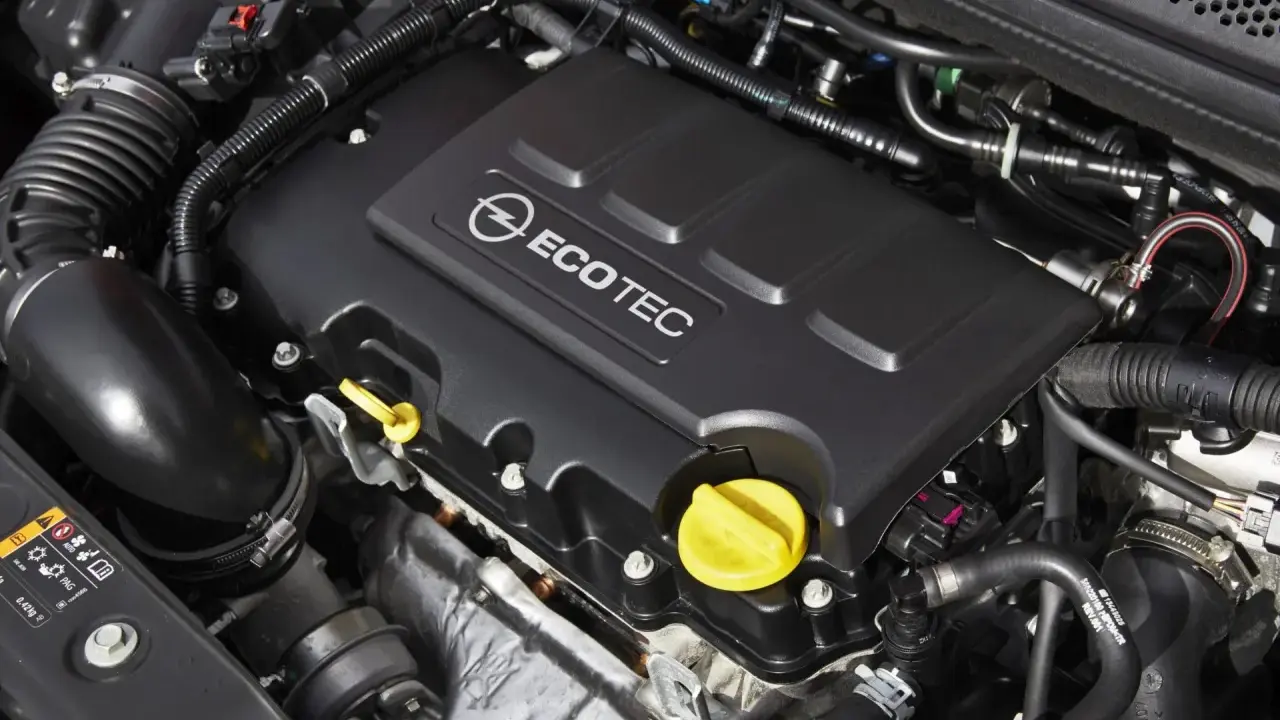 Silnik ECOTEC 1.4 Turbo w Oplu Mokka. Widoczne przewody, osłony i żółte korki.