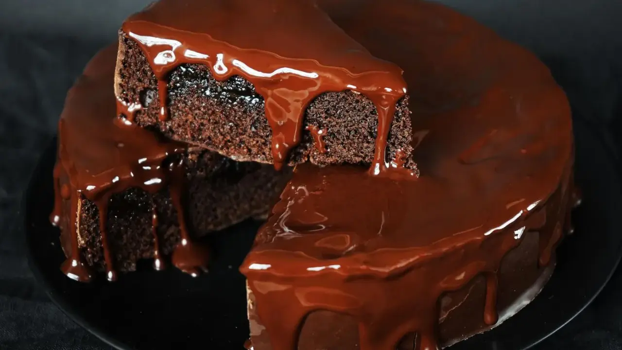 Ein saftiger Schokokuchen mit glänzender Schokoladenglasur, der Lust auf ein schokokuchen rezept einfach und schnell macht.