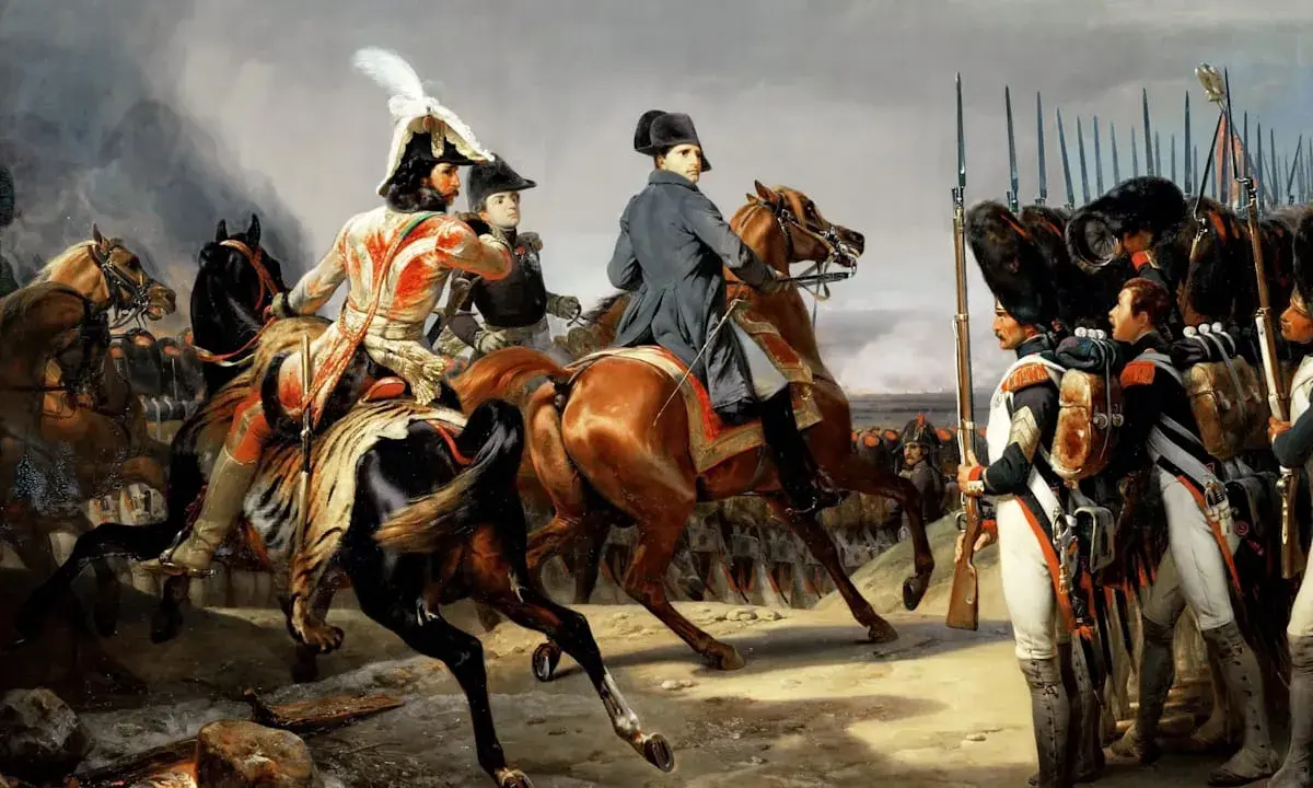 Reiter und Soldaten in Uniformen, die an die napoleonischen Kriege erinnern, stehen auf einem Schlachtfeld.