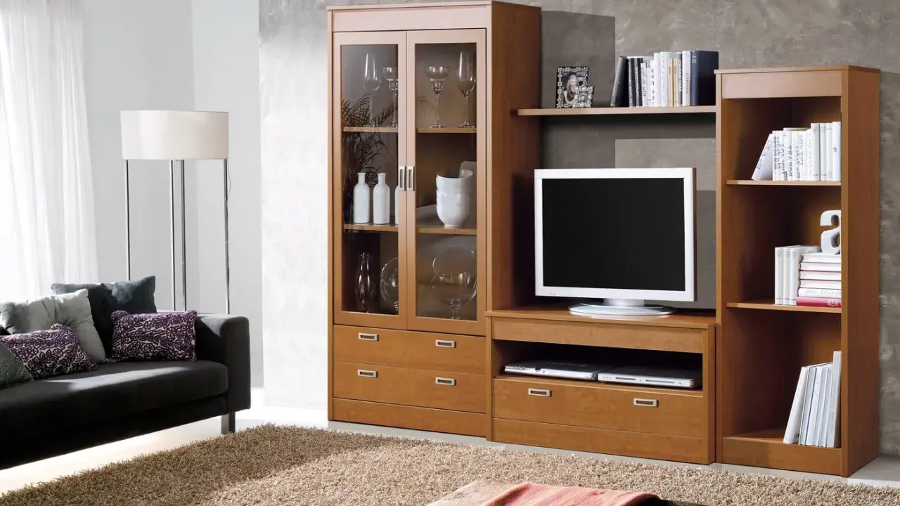 Salón con muebles color cerezo. Ideas para pintar paredes y crear un ambiente acogedor.