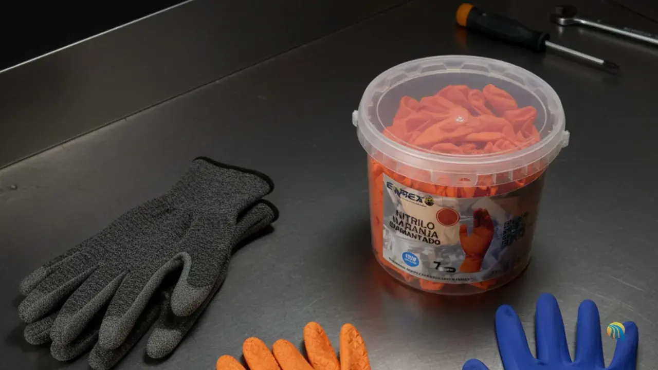 Guantes anticorte niveles de protección en gris y naranja, listos para tareas exigentes.