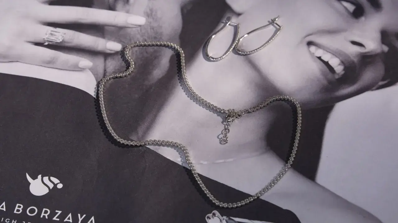 Collana e orecchini in argento, perfetti per capire come riconoscere l'oro bianco dall'argento.