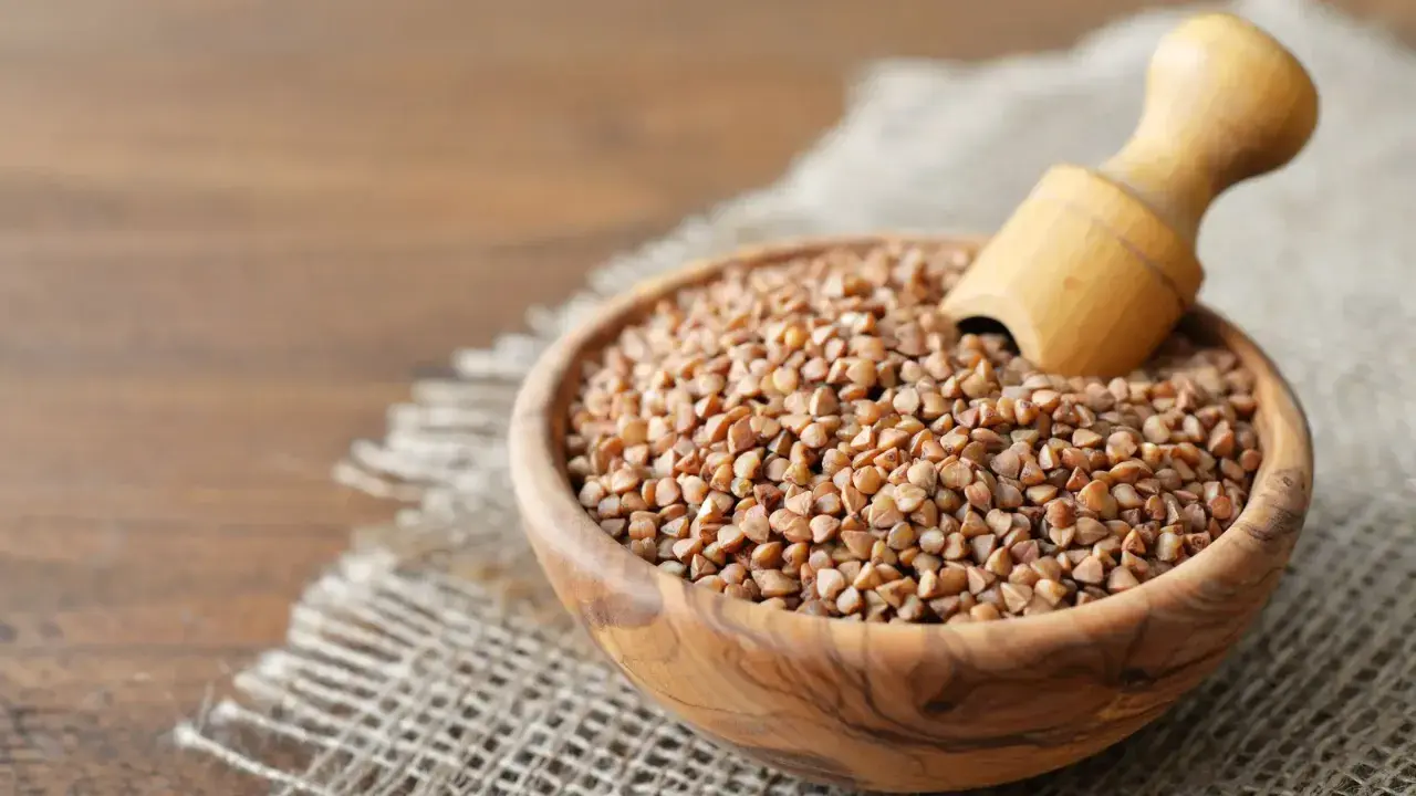 Schüssel mit Buchweizen, ideal für eine gesunde Ernährung bei Diabetes.