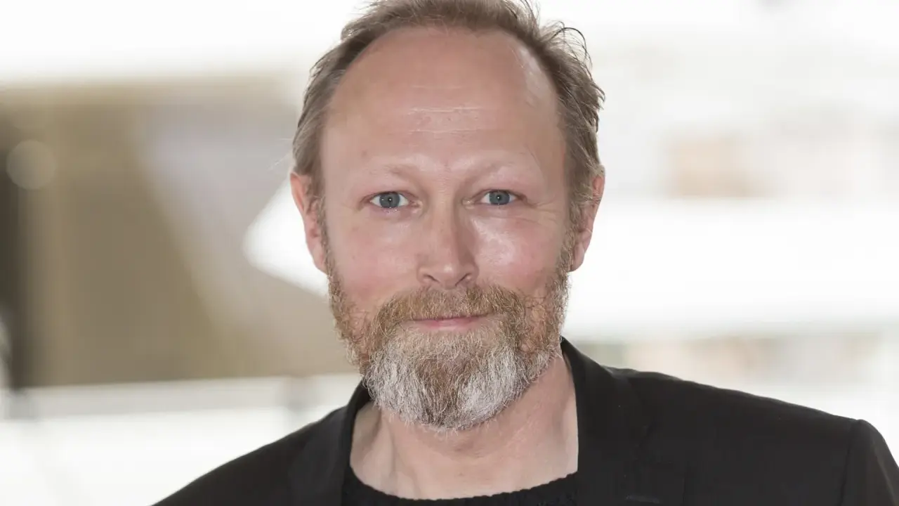 Porträtt av skådespelaren Lars Mikkelsen, känd från filmer och tv-program.