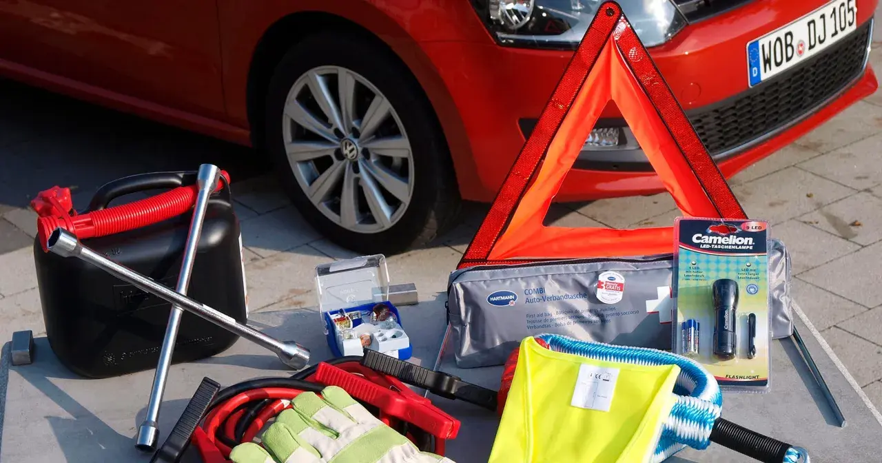 Gadżety przydatne w podróży: kanister, klucz, apteczka, trójkąt ostrzegawczy, latarka, kamizelka odblaskowa i kable rozruchowe.