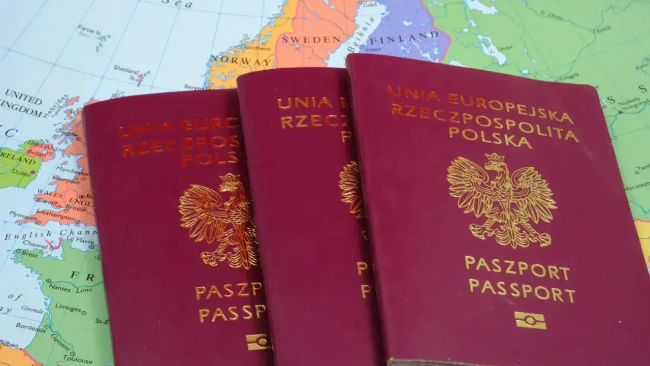Trzy polskie paszporty leżą na mapie Europy. Czy do Grecji potrzebny jest paszport? Tak, jeśli podróżujesz spoza strefy Schengen.