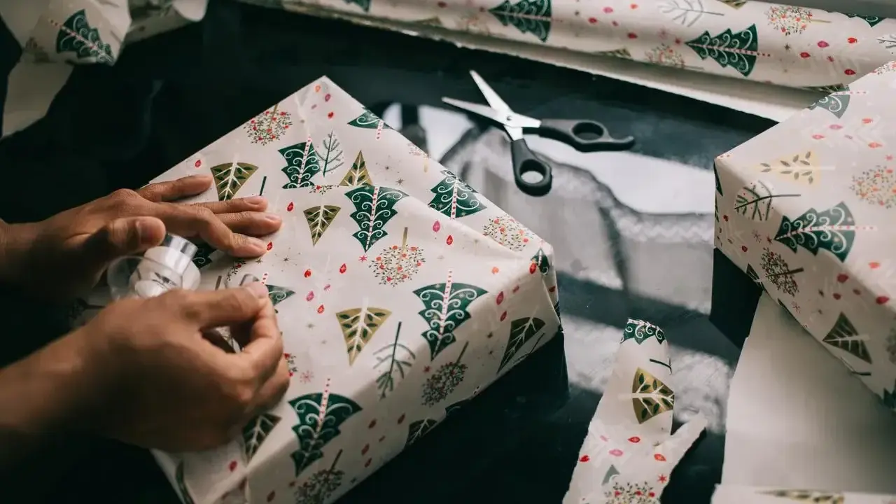 Jak pięknie zapakować prezent w papier? Sekrety profesjonalisty!