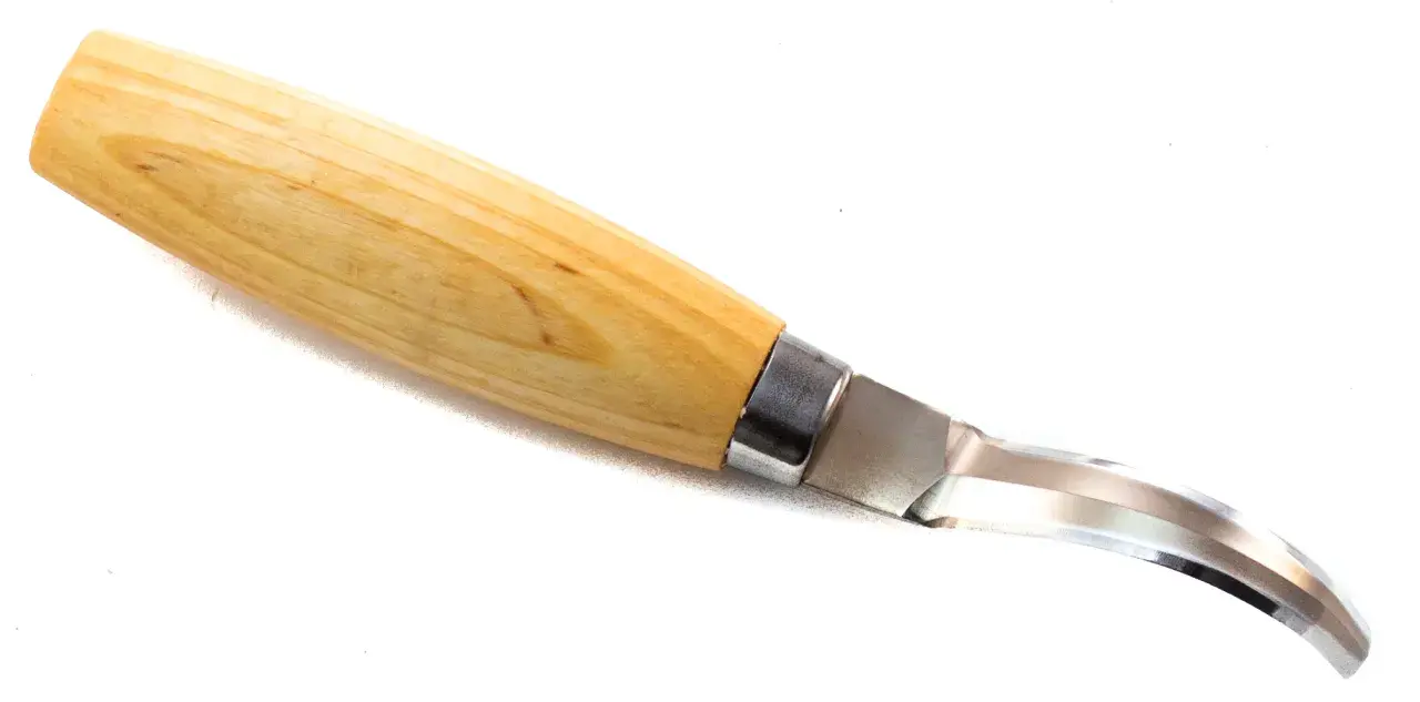 Ein scharfes Holzschnitzmesser mit hellem Holzgriff und gebogener Klinge, bereit für feine Holzarbeiten.