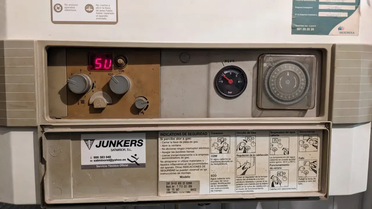 Caldera Junkers con display "50". Para que arranque, tengo que abrir dos grifos. Manómetros y selector de tiempo visibles.