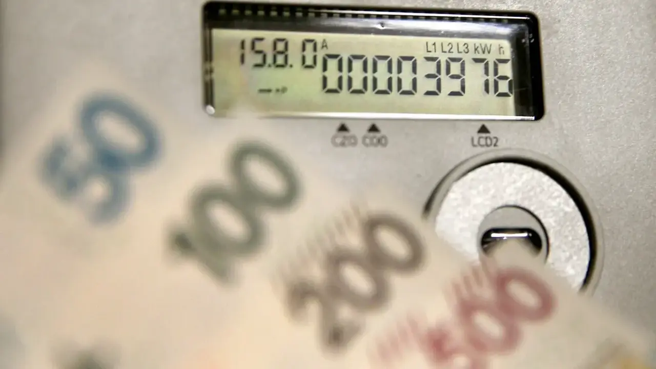 Liczniki energii i banknoty. Czy opłata OZE to kolejny koszt, który musimy ponieść?