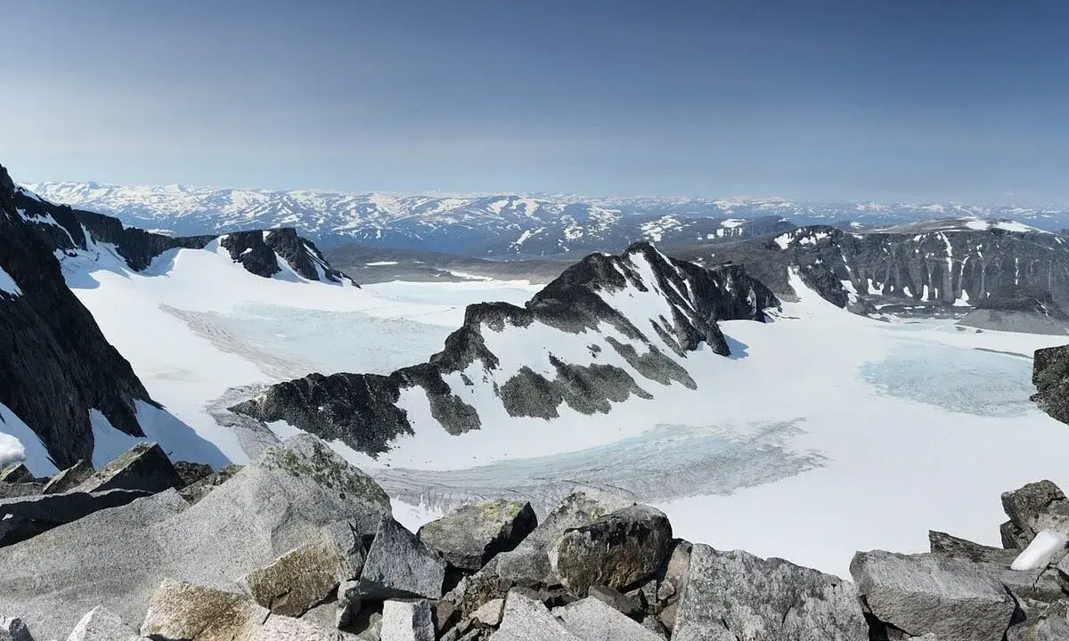 Vacker utsikt över glaciärer och snöklädda berg under en glittertind vandring.