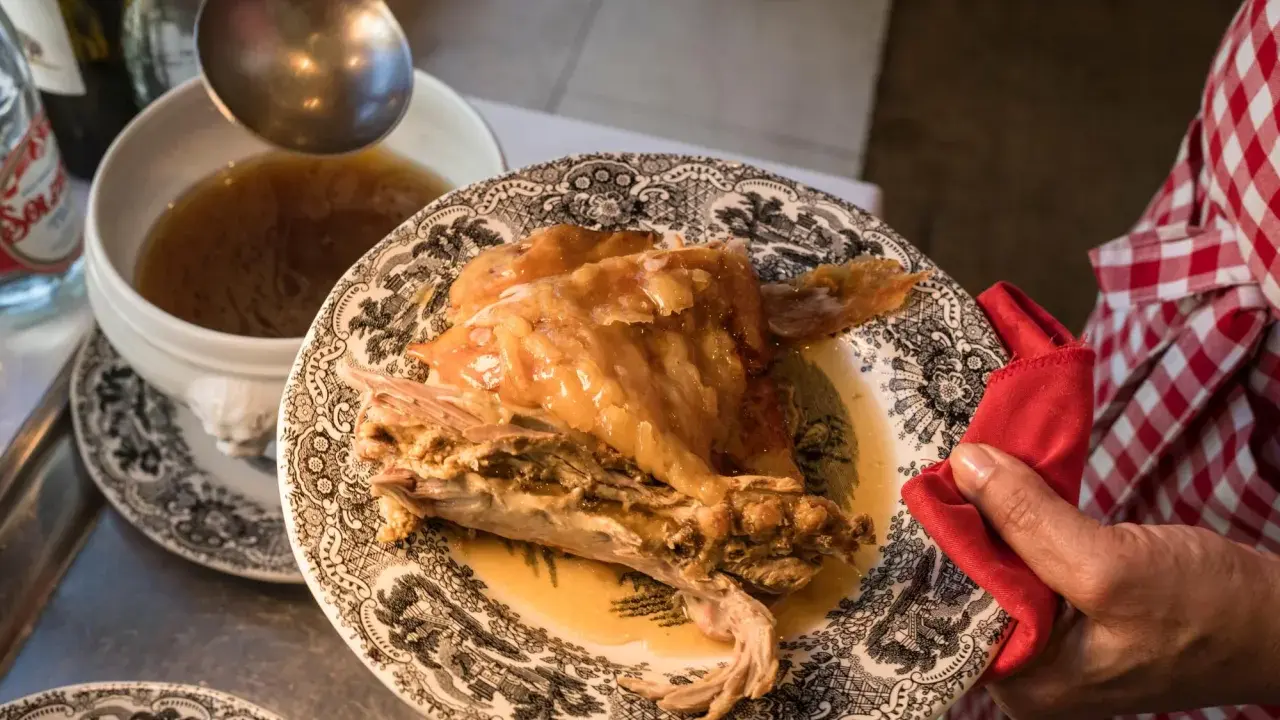 Un plato con jugoso cordero asado, listo para servir. Un ejemplo perfecto de deliciosas recetas de cordero.
