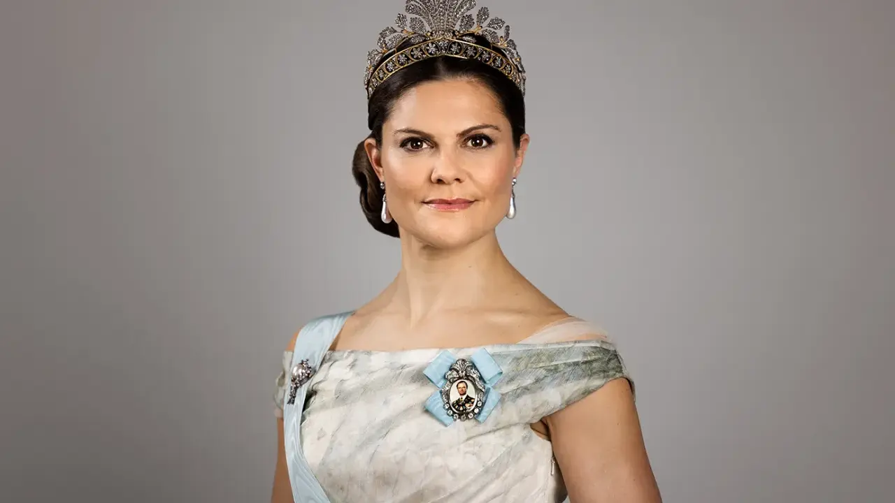Kronprinsessan Victoria bär tiara och ordnar.