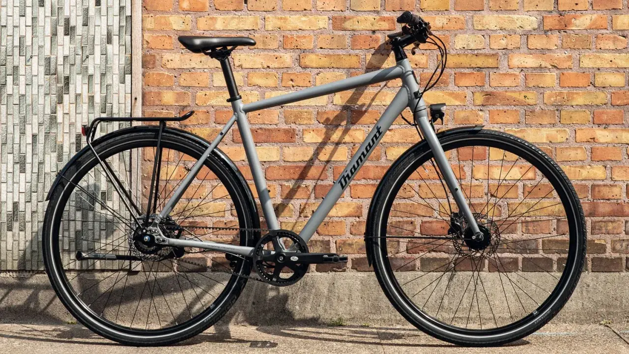 Graues Diamant 247 Deluxe Testrad vor Ziegelwand. Ein modernes Fahrrad für den täglichen Gebrauch.