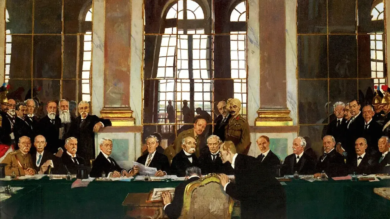 Podpisanie traktatu wersalskiego, które miało dalekosiężne skutki dla Europy. Mężczyźni w garniturach i mundurach siedzą przy zielonym stole.