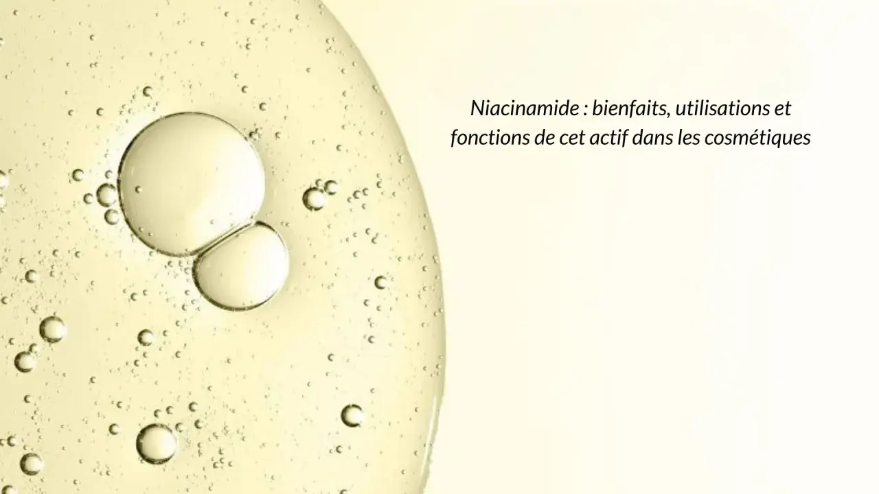 Gouttes dans un liquide clair, évoquant la pureté et les bienfaits de la niacinamide pour la peau.