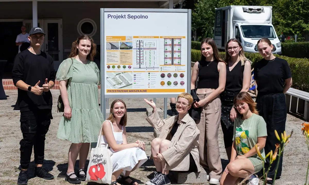 Grupa studentów prezentuje projekt "Sepolno". To ich studia PR we Wrocławiu.