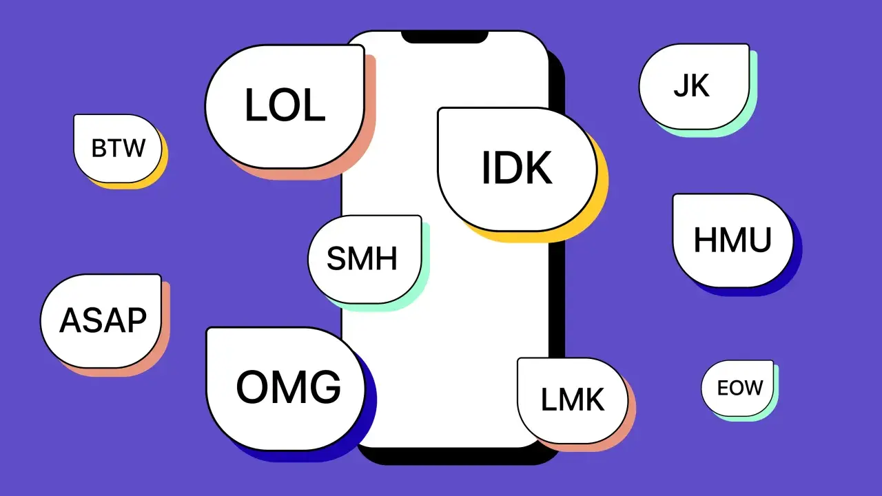 Telefon otoczony skrótami: BTW, LOL, SMH, OMG, IDK, JK, HMU, LMK, EOW. Bo to język internetu.