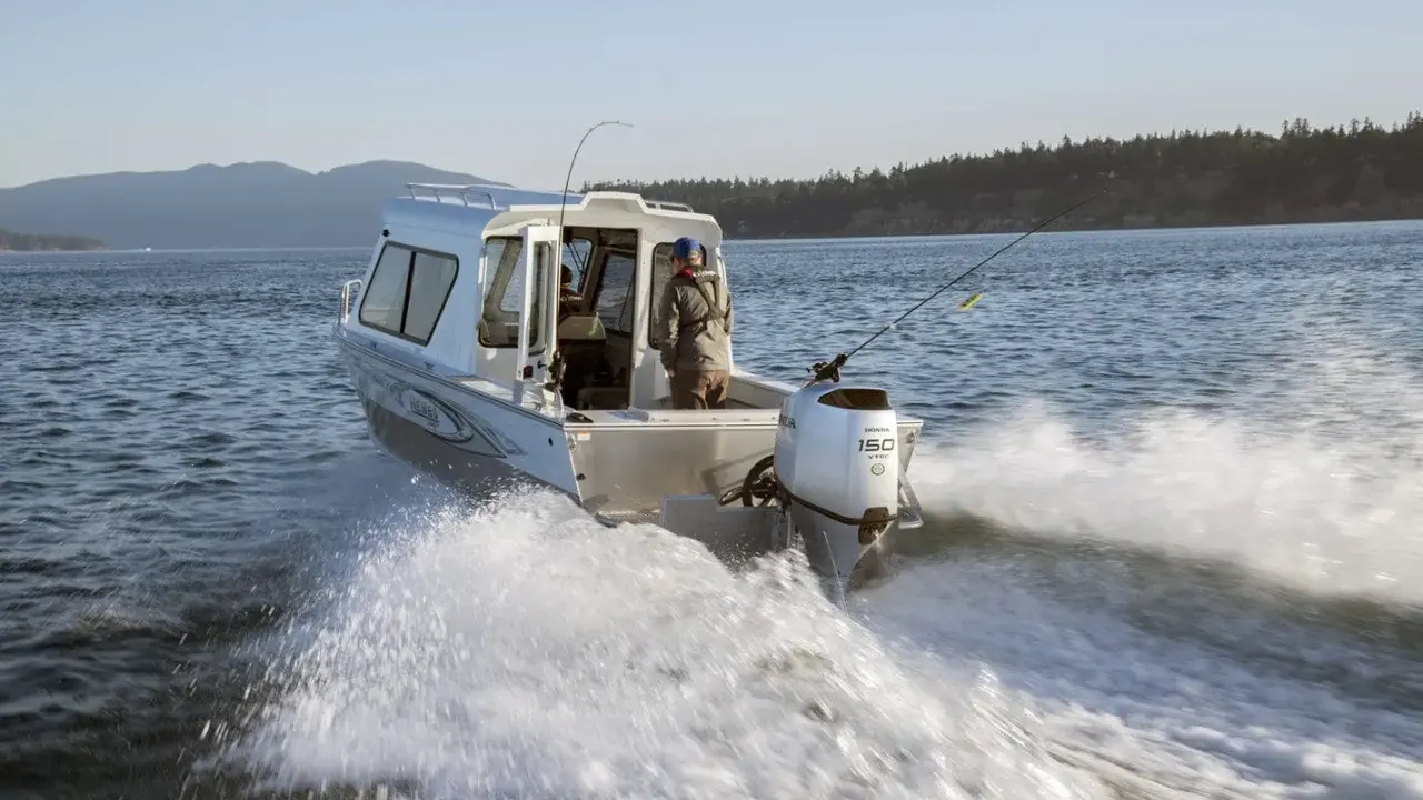 Bateau de pêche en mer avec moteur hors-bord Honda 150 CV 4 temps, offrant une navigation fluide.