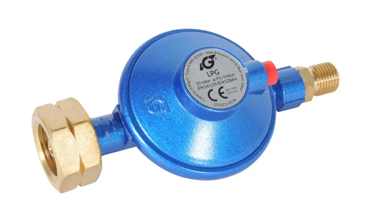 Regulador de gas azul con etiqueta que indica 50 mbar, útil para entender la diferencia entre regulador de gas de 30 o 50 mbar.
