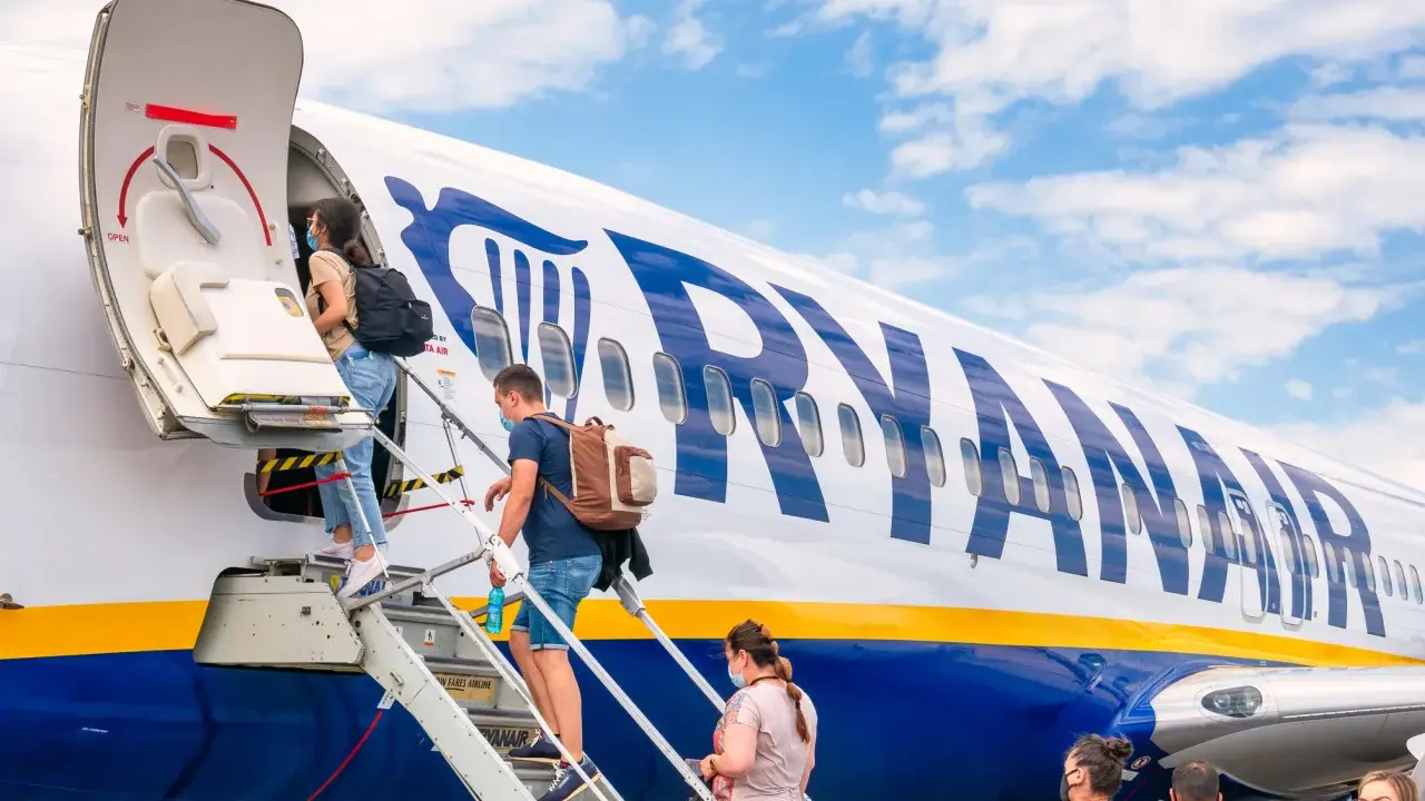Usługi Ryanair: Jak unikać ukrytych opłat i podróżować mądrze?