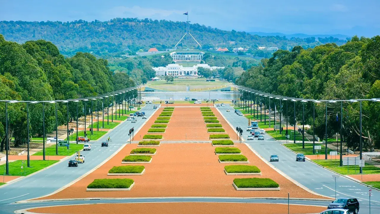 Droga prowadzi do Parlamentu Australii, serca stolicy Australii. Otoczona drzewami i nowoczesną architekturą, tworzy imponujący widok.