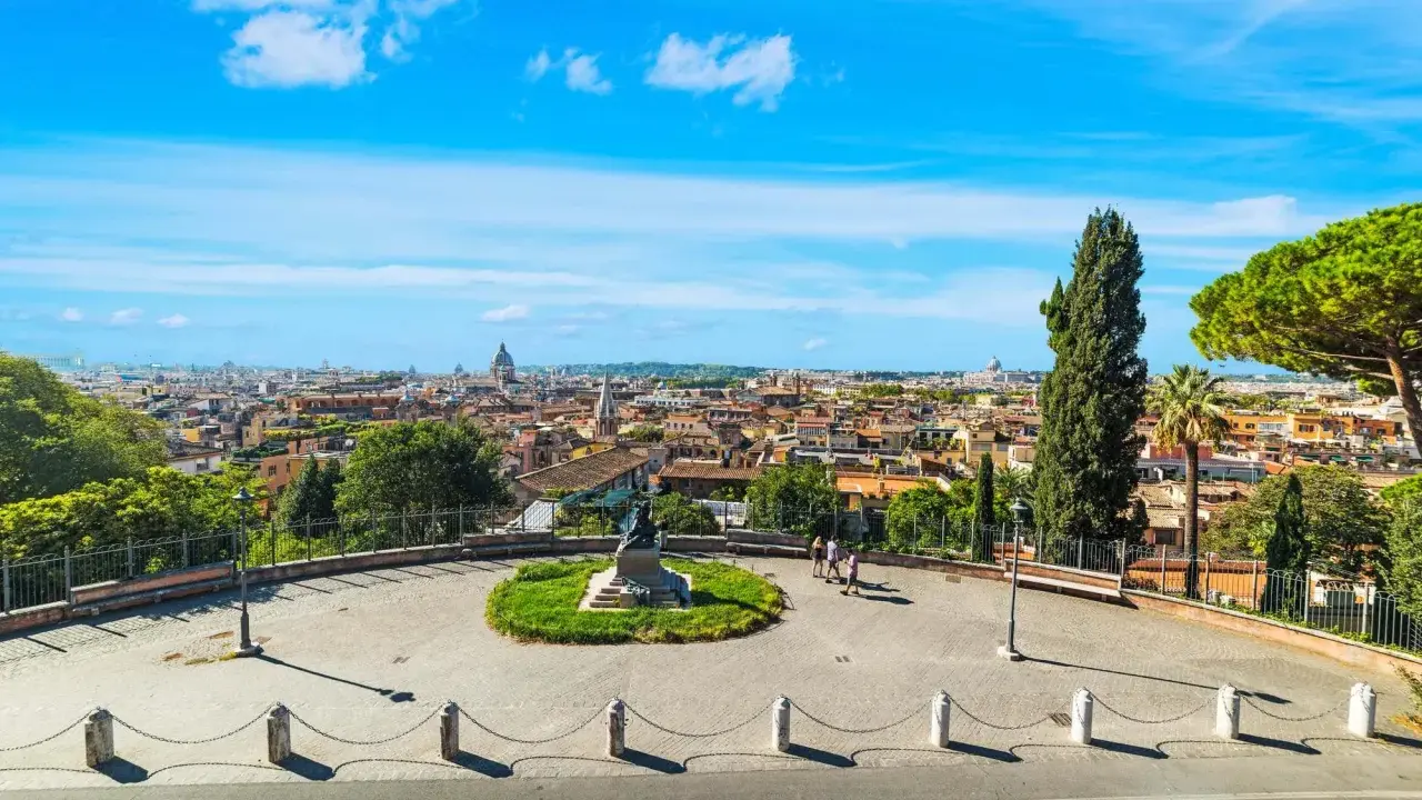 Vista panoramica di Roma, con cupole e tetti. Un luogo ideale tra i posti da visitare a Roma gratis per godersi il panorama.