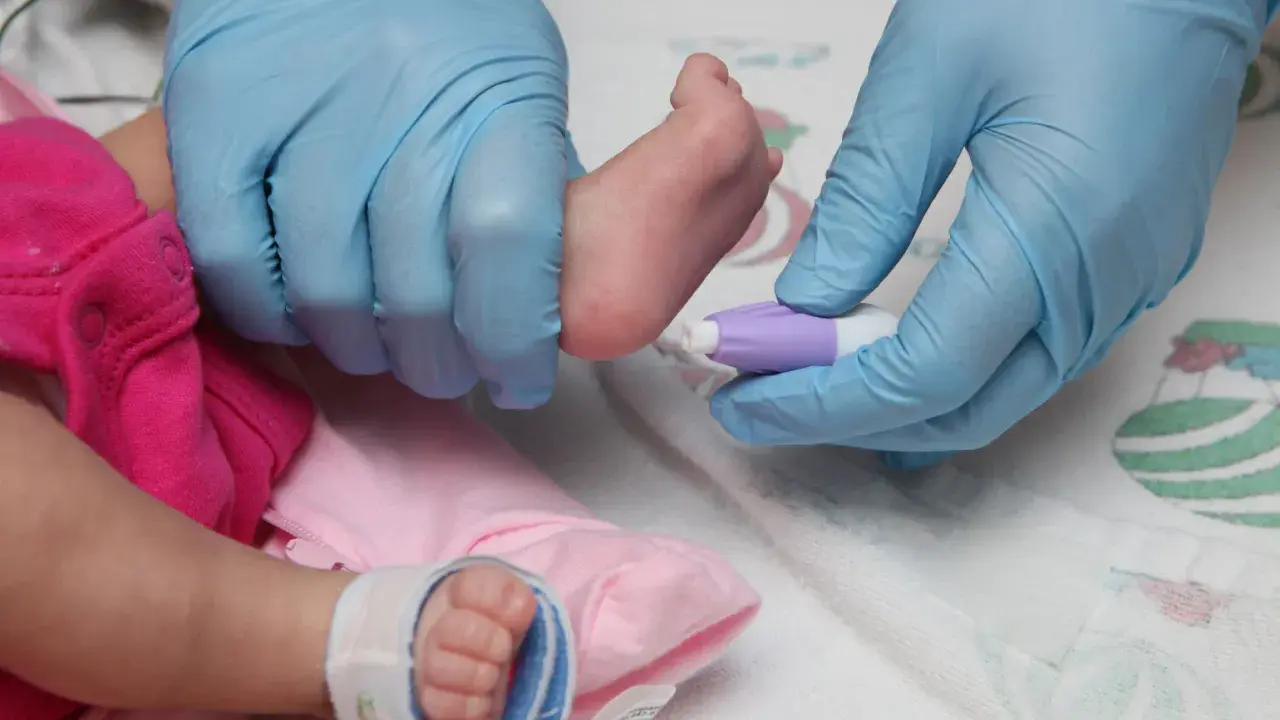 Screening neonatale dopo 15 giorni: un prelievo dal piedino per controlli essenziali.