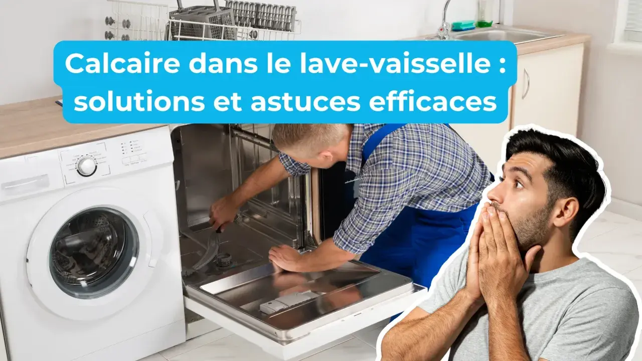 Un homme surpris regarde un technicien nettoyer le calcaire dans un lave-vaisselle.