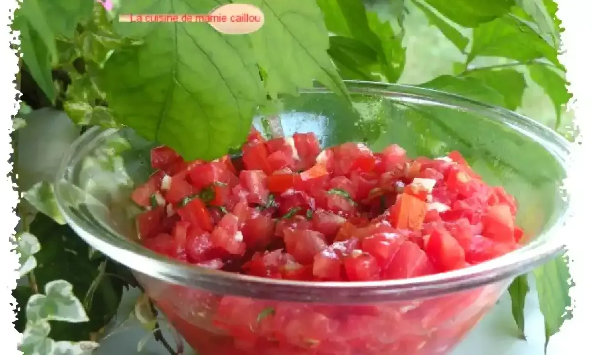 Salade tomate basilic fraîchement préparée, prête à être dégustée. Un délice simple et savoureux.