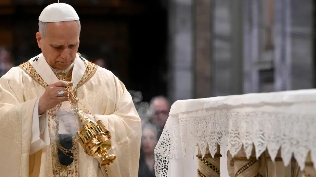 Papież w złotej szacie okadza ołtarz. Warto było przyjechać do Paryża, by zobaczyć tę uroczystość.