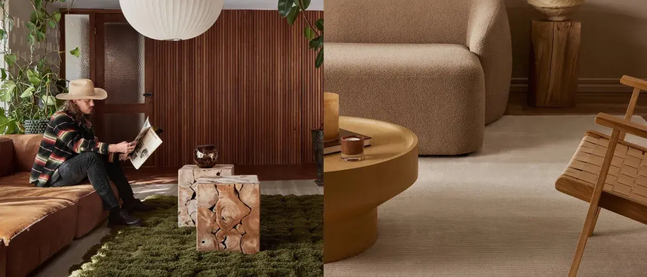 Man läser i en mysig lounge med en styla brun soffa, trädetaljer och gröna växter.